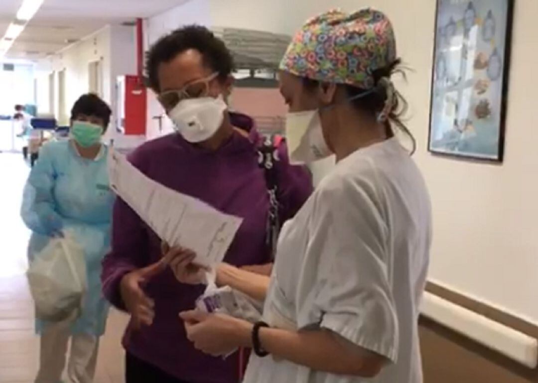 Imagen de archivo del primer alta que se dio en el hospital Santos Reyes a una paciente con coronavirus