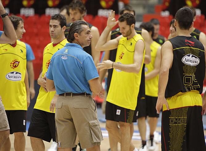 Scariolo, con sus jugadores durante el calentamiento