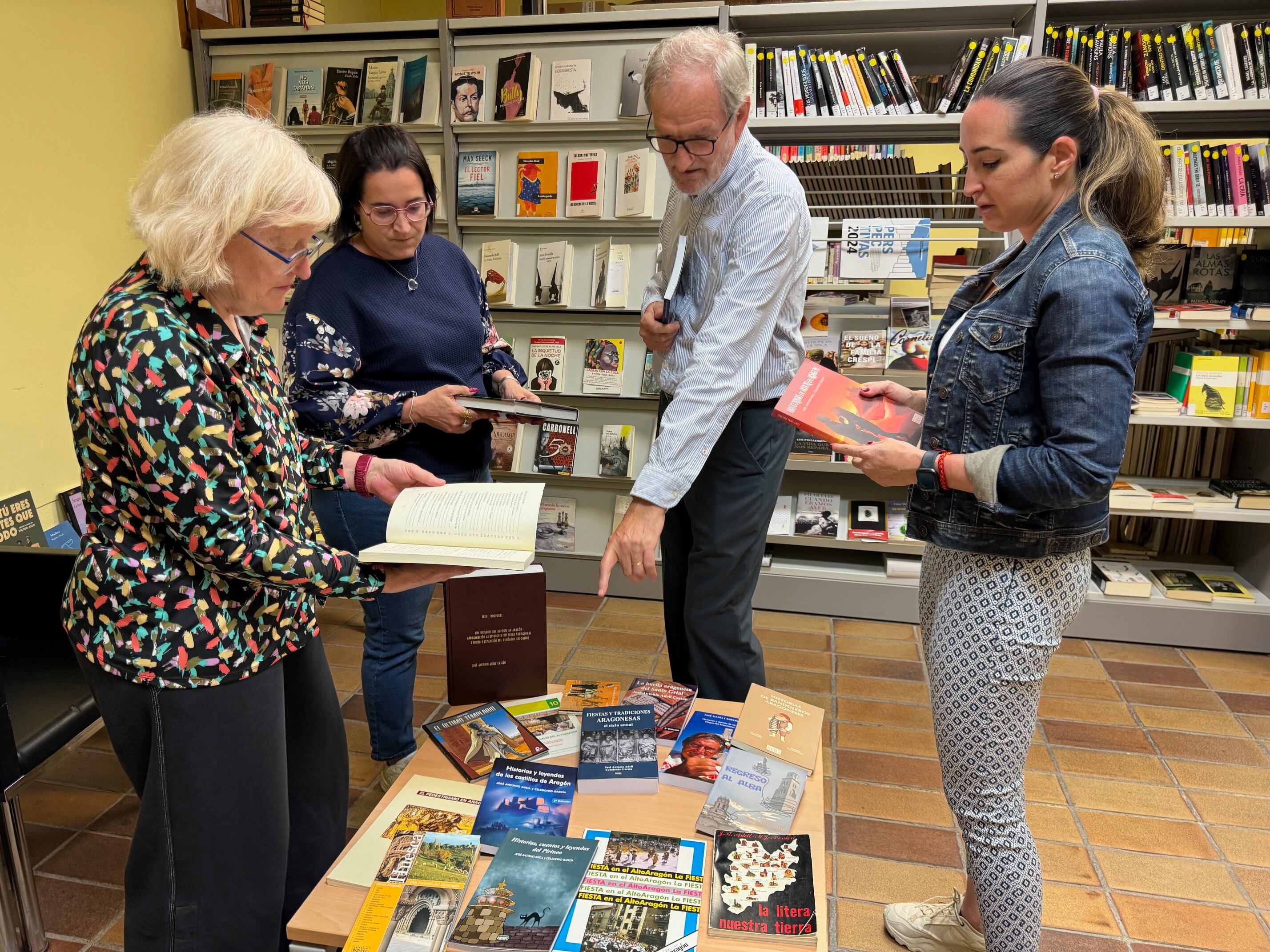 José Antonio Adell con Patricia Rivera, Beatriz Oliván, y Carmina Estupiñá en la biblioteca. Foto: Ayuntamiento de Binéfar
