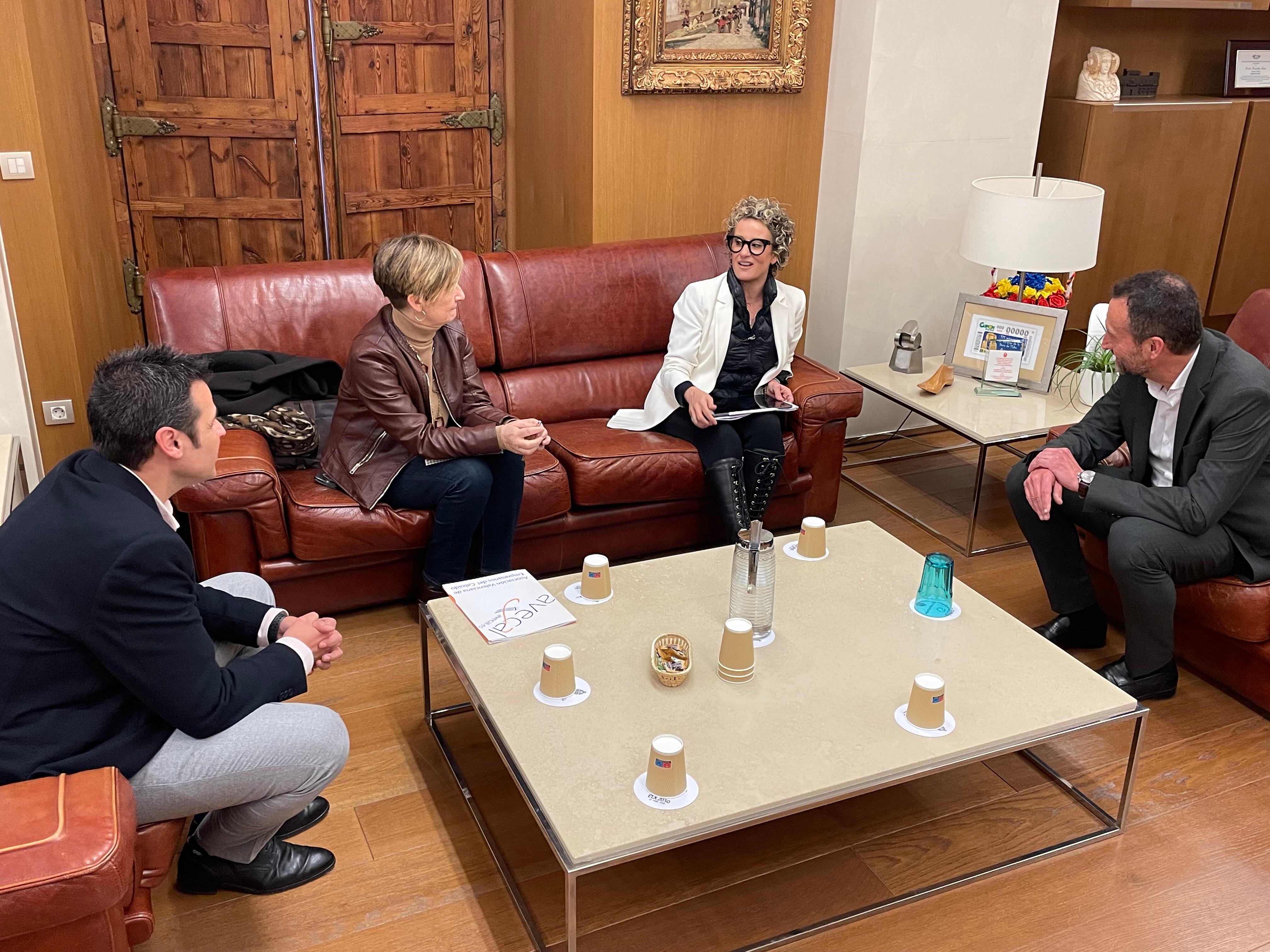 Reunión del alcalde de Elche Carlos González con las presidentas de FICE Rosana Perán y AVECAL Marian Cano