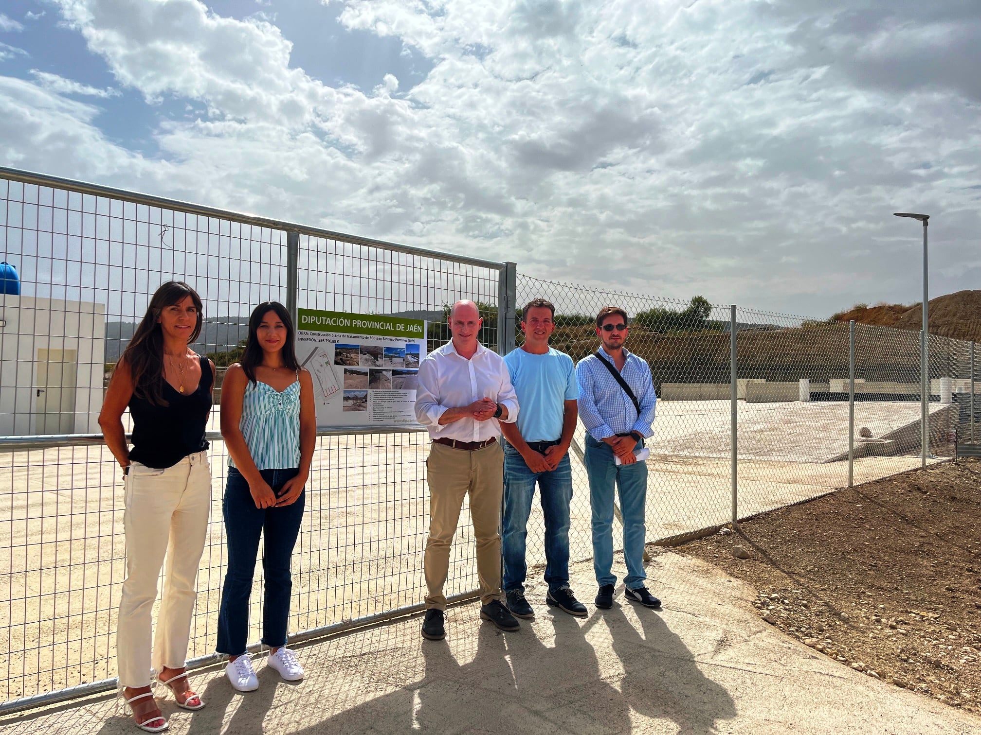 El diputado de Servicios Municipales, José Luis Hidalgo, y el alcalde de Santiago Pontones, Antonio Rodríguez (tercero y cuarto por la izqda), acompañados de diferentes responsables municipales junto a la planta de recogida de residuos de la construcción.