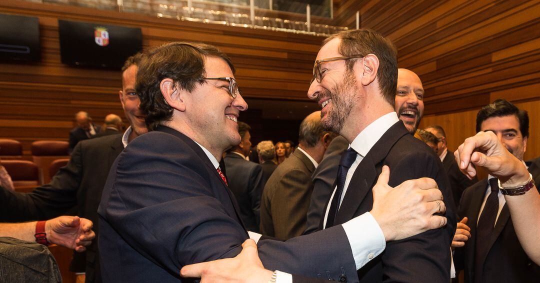 En la imagen el presidente de la Junta de Castilla y León, Alfonso Fernández Mañueco (I), junto vicesecretario de Organización del PP, Javier Maroto (D)