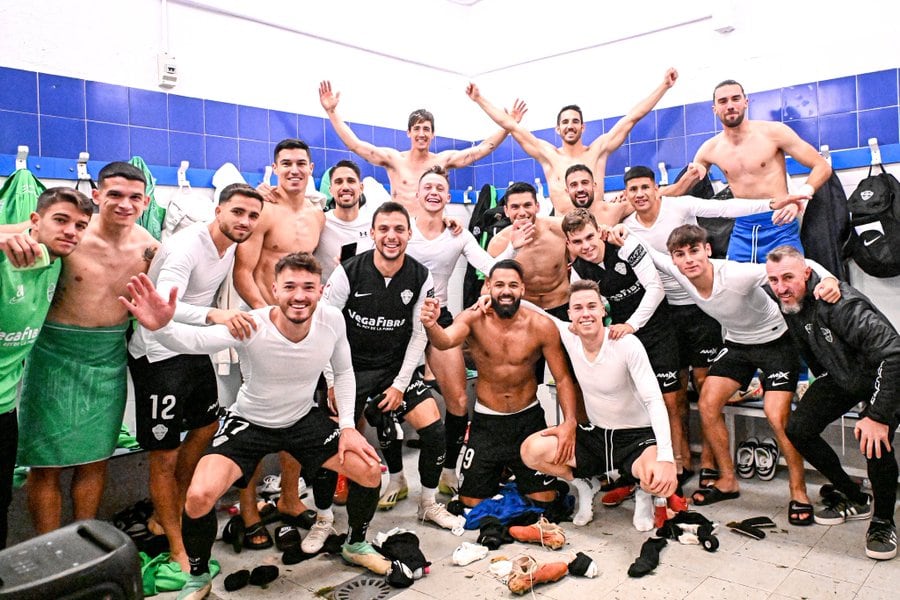 Los jugadores del Elche celebran la victoria ante el Alcorcón en el vestuario de Santo Domingo