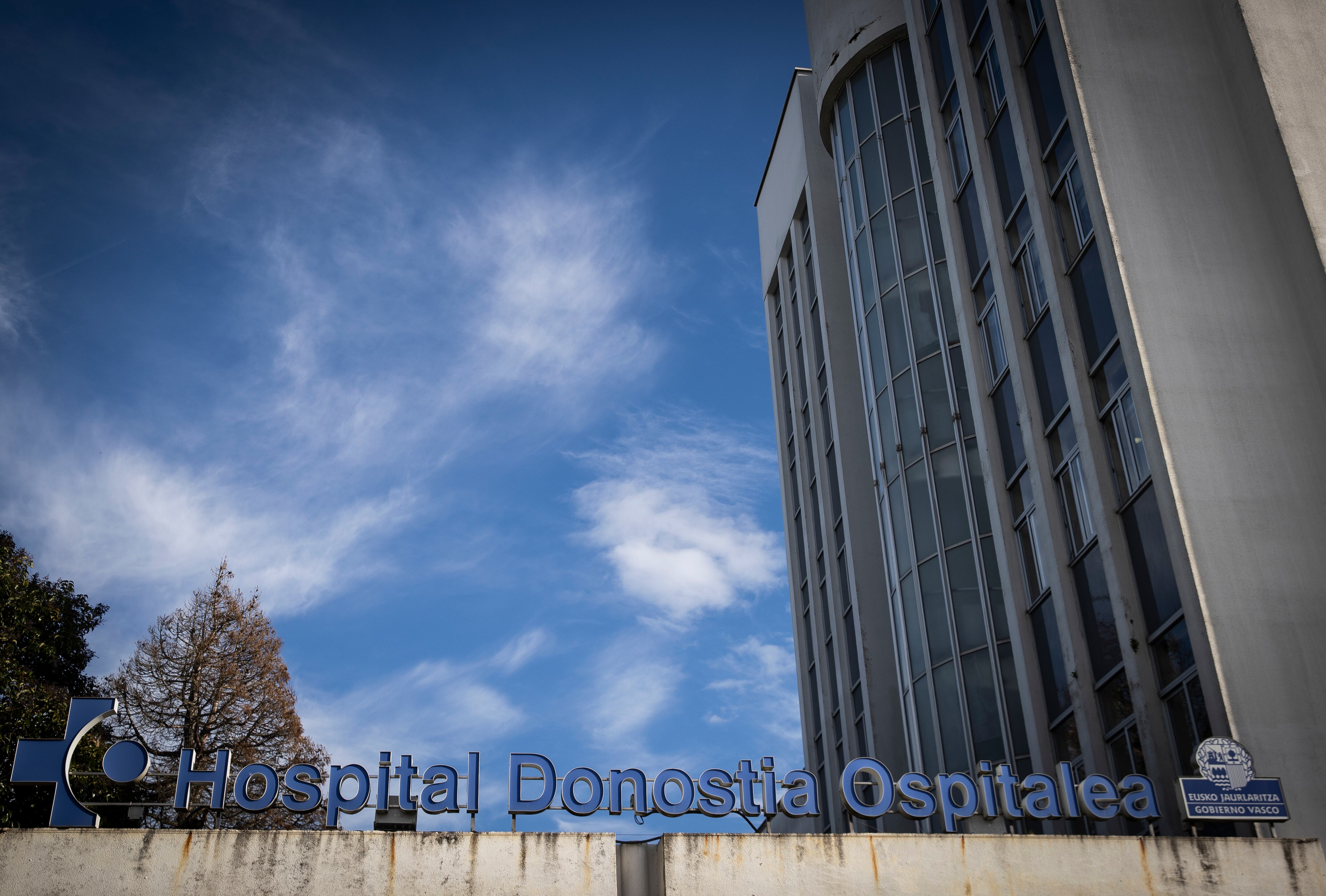 SAN SEBASTIÁN, 05/12/2022.- Vista del hospital Donostia este lunes. EFE/ Javier Etxezarreta