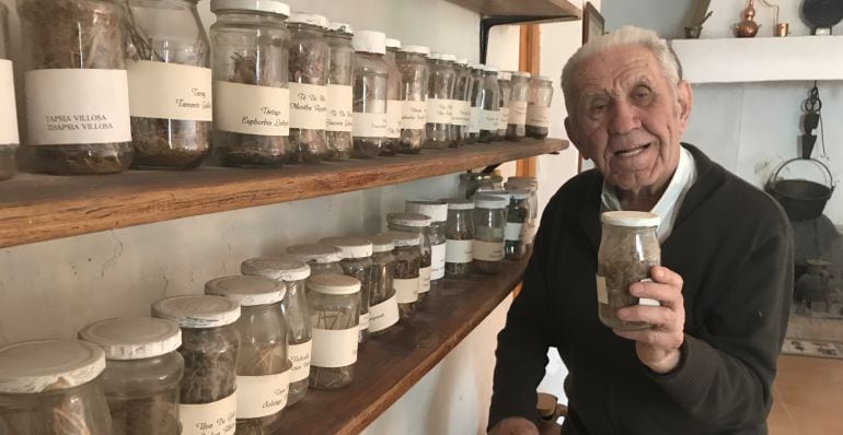 Antonio Ballesteros junto a su colección de plantas.