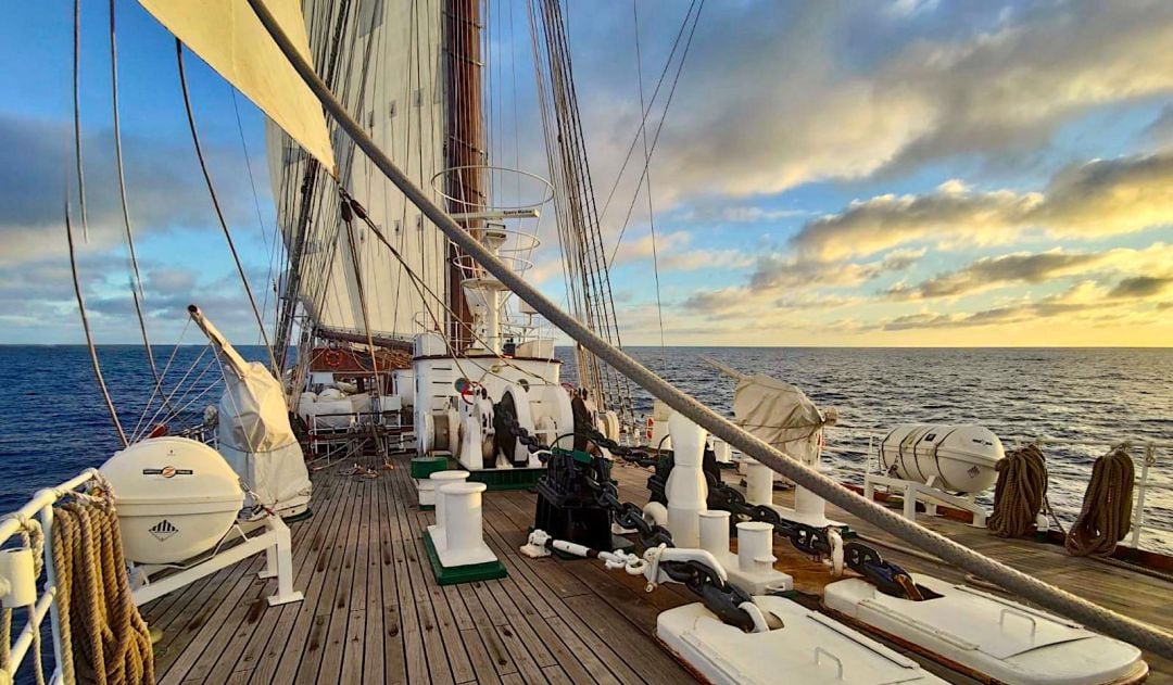 Cubierta del Juan Sebastián Elcano, a primera hora de hoy, en aguas del océano Pacífico.