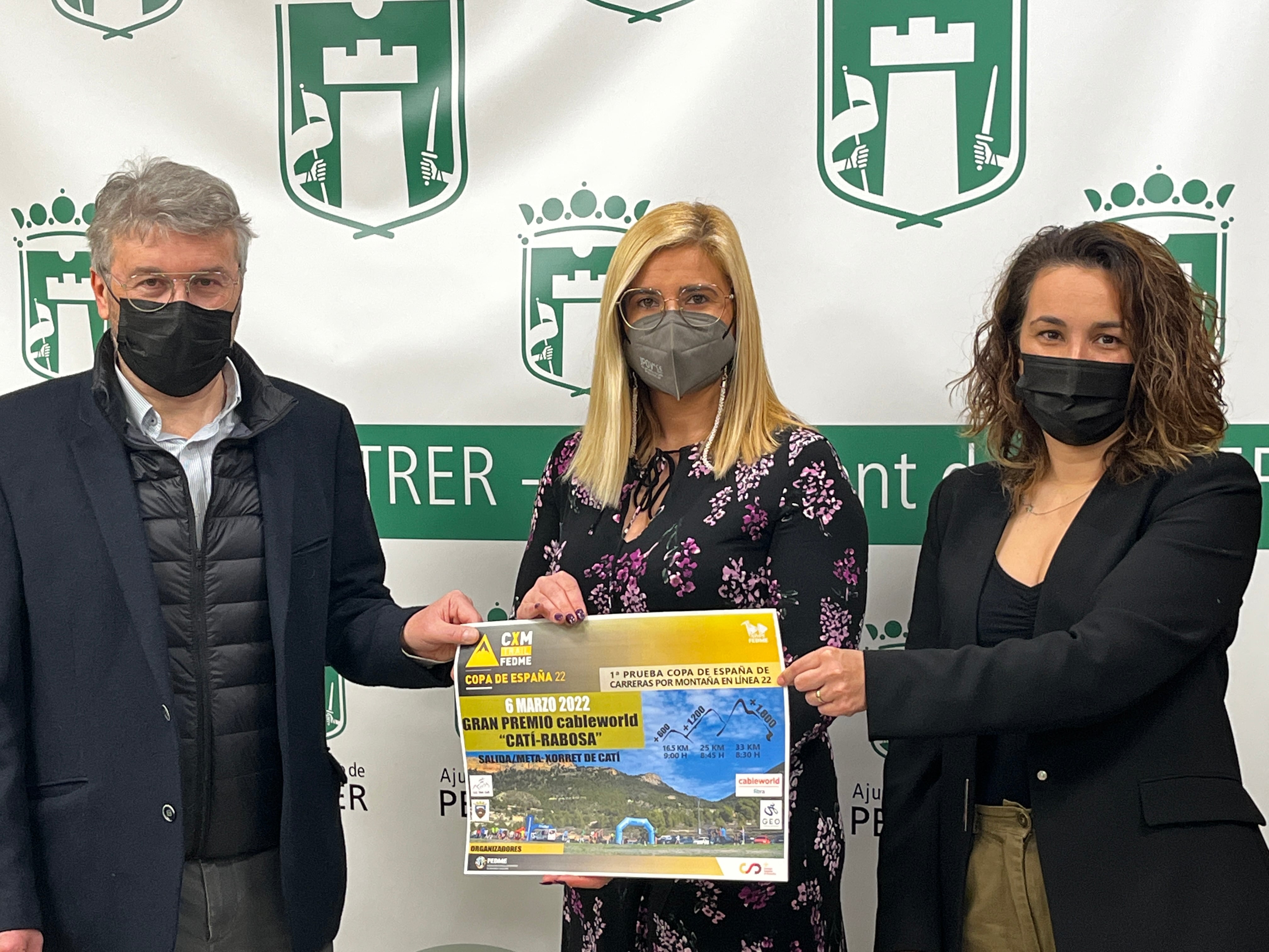 Rogelio García, Pdte. del C.E.E., con Irene Navarro, alcaldesa de Petrer, y Patricia Martínez, edil de Deportes (D)