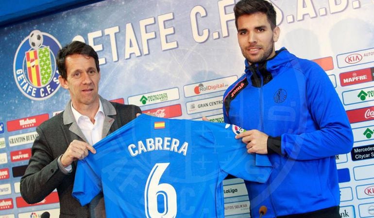 El director deportivo azulón Ramón Planes posa junto a Leandro Cabrera (d), nuevo jugador del Getafe C.F.