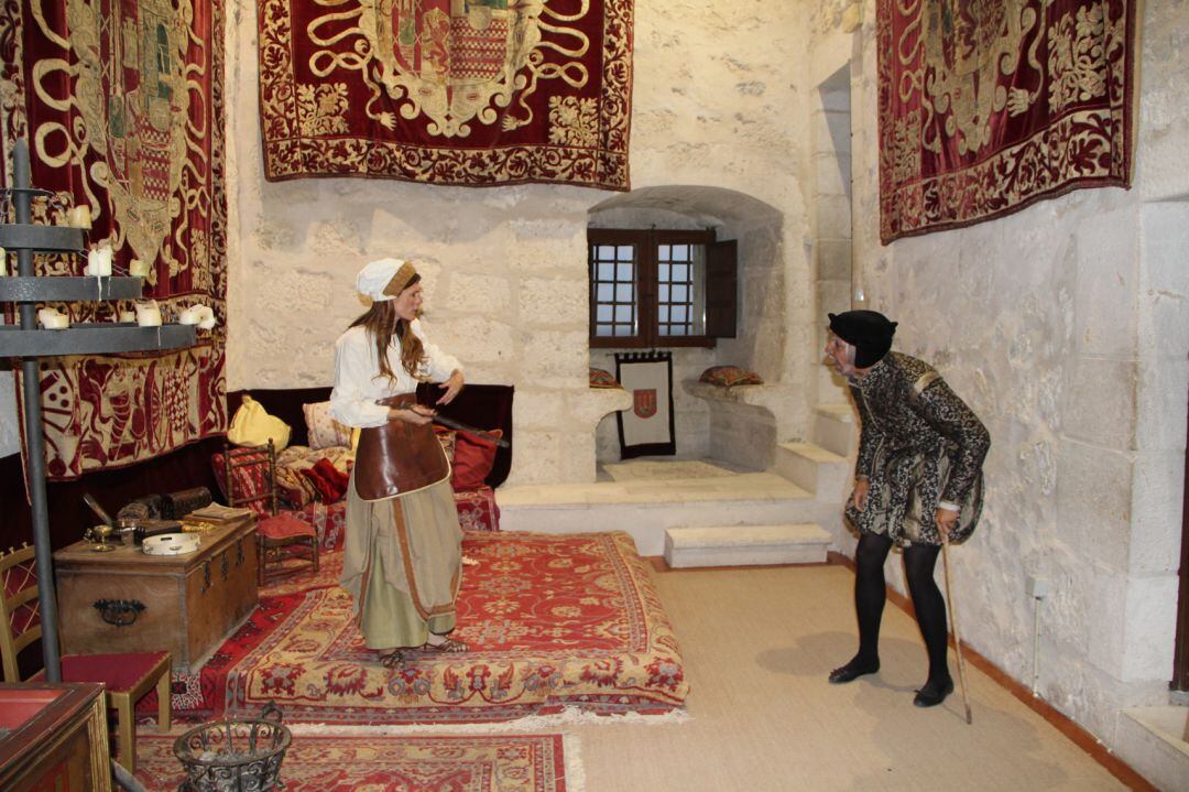 Un momento de la visita teatralizada en el Castillo de Cuéllar
