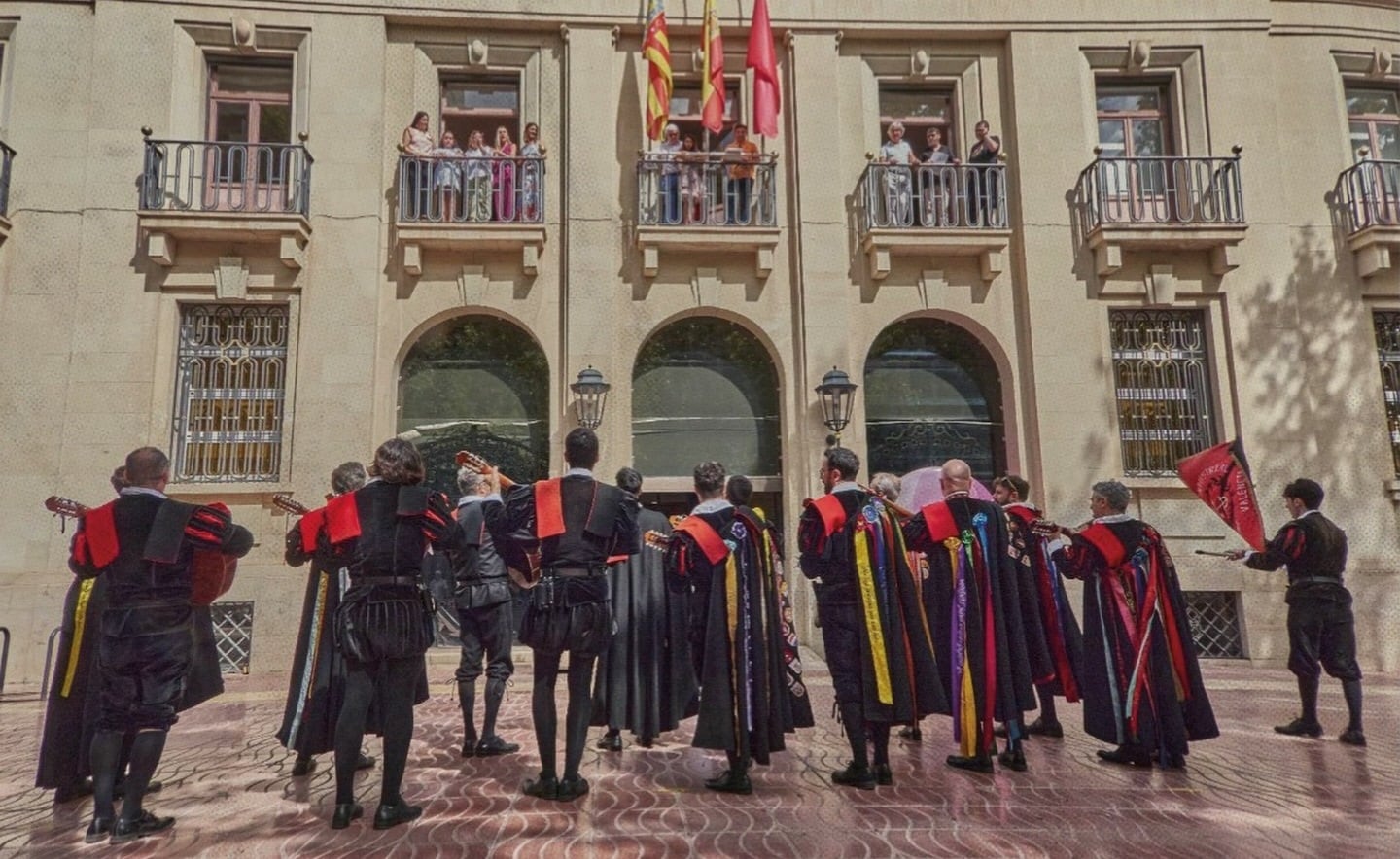 Ronda ante el Ayuntamiento de Xàtiva