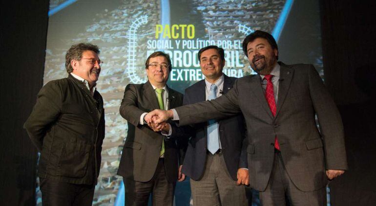 Julián Carretero, Guillermo Fernández Vara, Francisco Capilla y Javier Peinado, tras la firma del documento