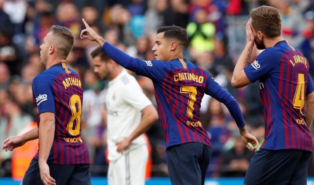 Centro del campo del Bará hoy sin Busquets durante el gol de Coutinho