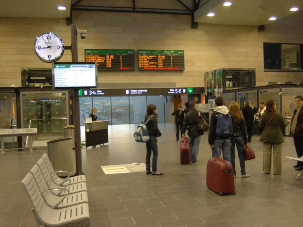 Policía Nacional traslada viajeros del AVE hasta la capital