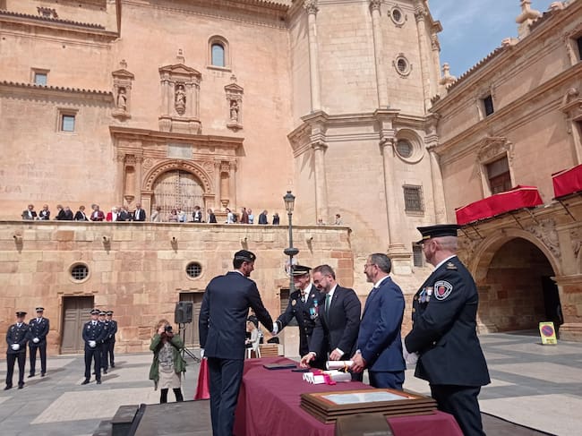Juan Coronel, agente de la policía local recibe la Cruz al Mérito Policial de Lorca