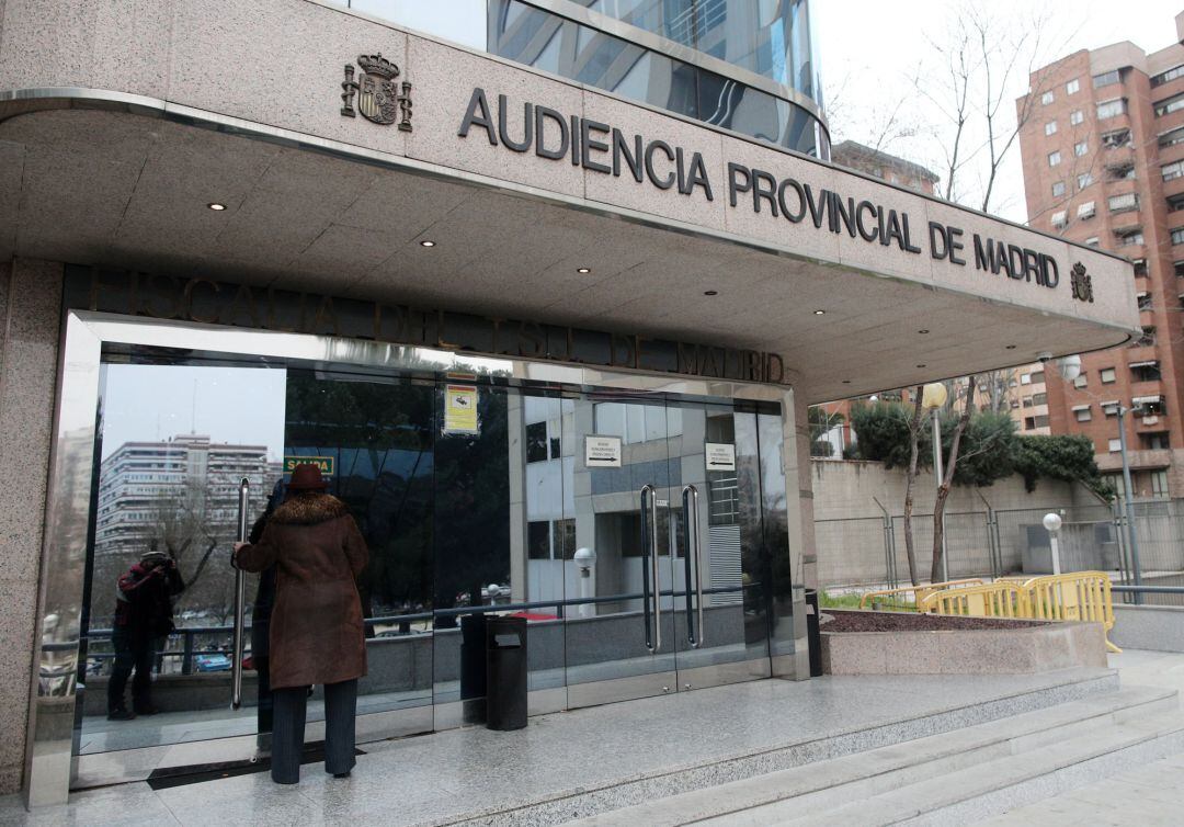 Una mujer entra en el edificio de la Audiencia Provincial de Madrid