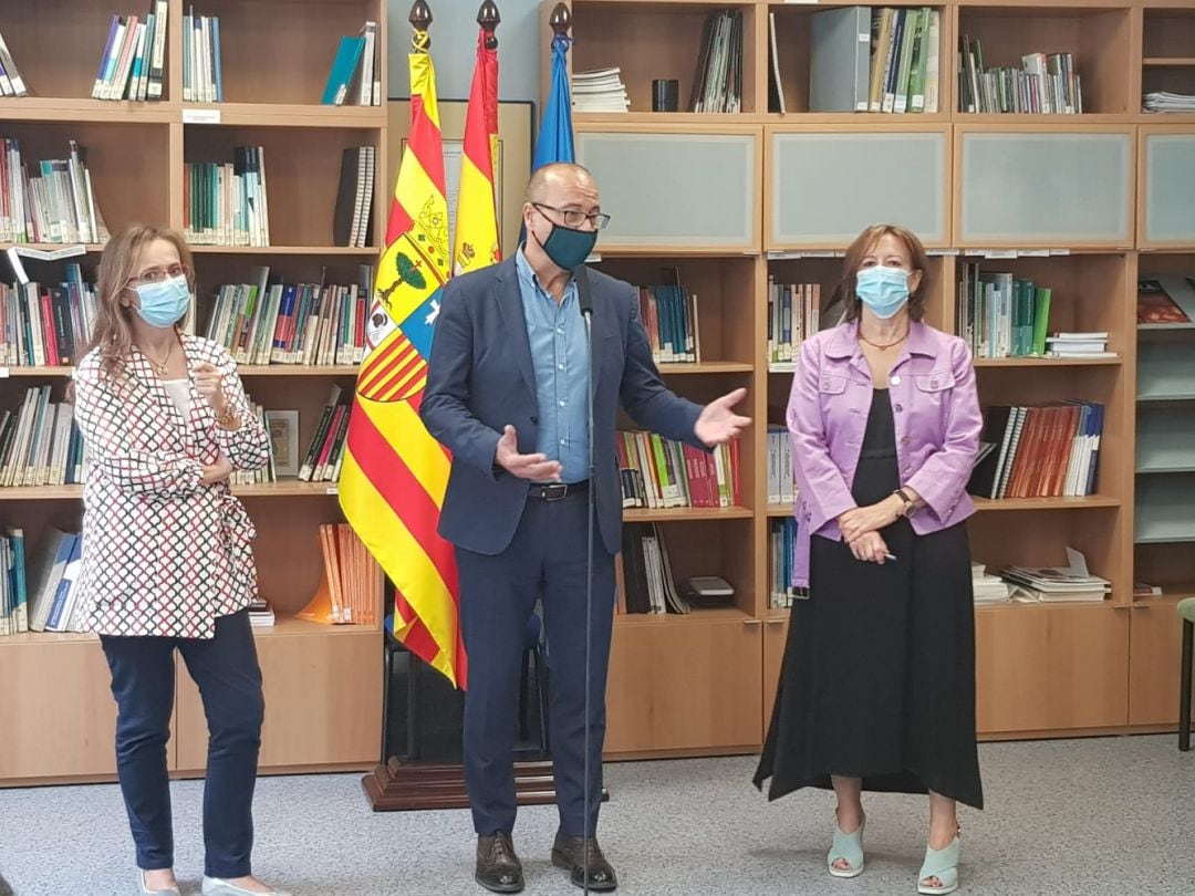 El consejero de Educación, Felipe Faci, durante la visita a los equipos COVID de Zaragoza, que están ayudando a los centros educativos en todo lo relativo a la crisis sanitaria