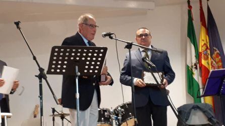 Ildefonso Alcalá recibe los regalos conmemorativos, de manos del presidente de la Casda de Jaén en Córdoba