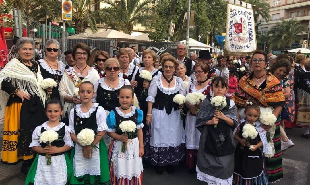 Participación en la ofrenda de flores a la Virgen del Remedio por parte de una representación de la Casa de Castilla-La Mancha en Alicante el 21 de junio de 2019.