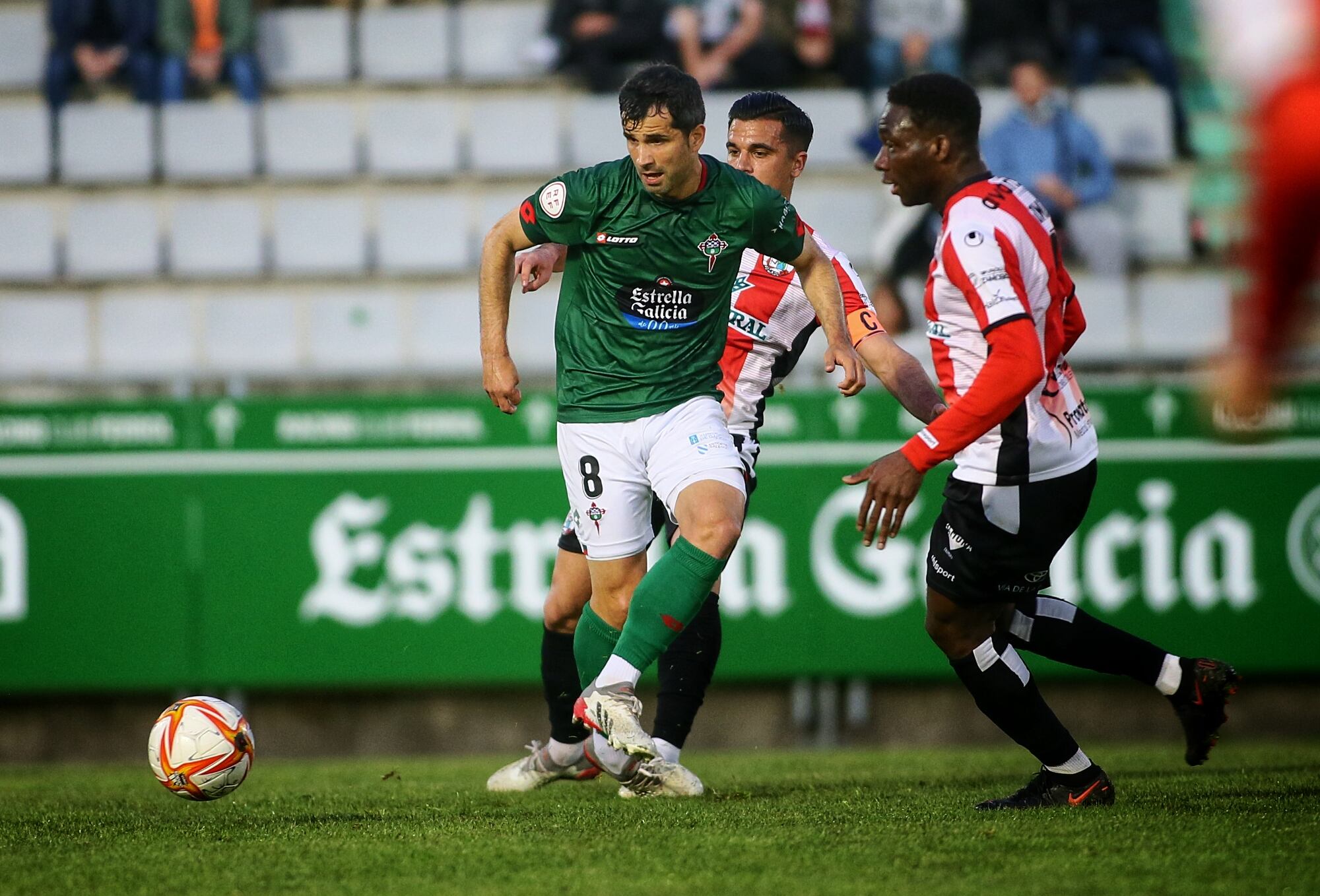 Álex López conduce el balón durante el Racing-Zamora en A Malata