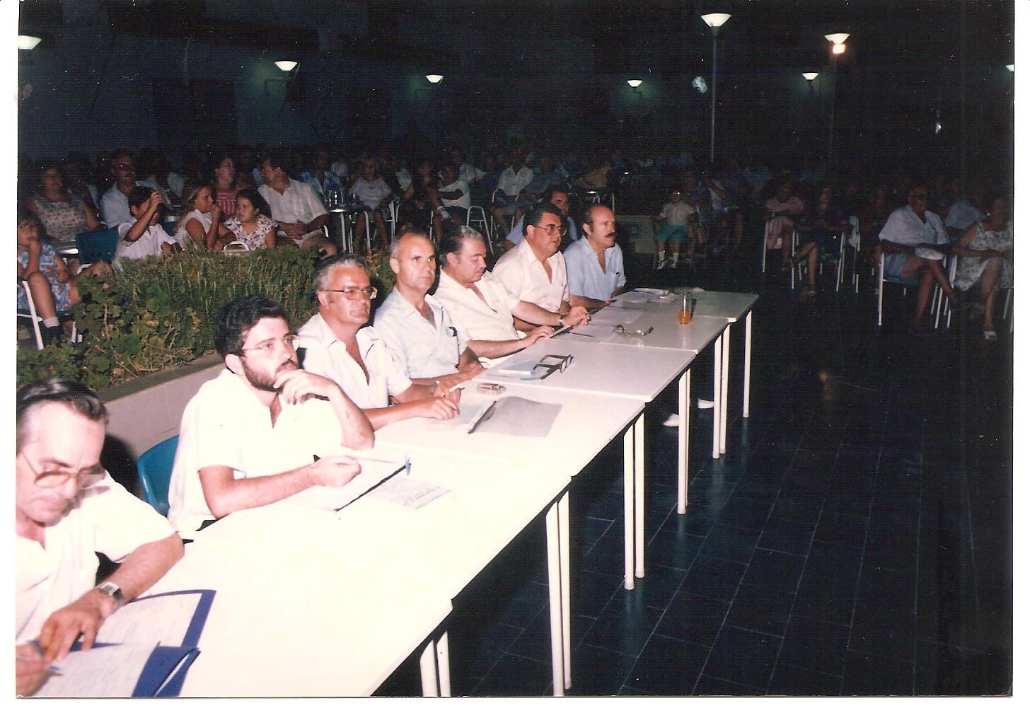 Jurado del XV Certamen Nacional del Trovo. Los Urrutias, 16-8-85. De izquierda a derecha: Gutiérrez, secretario del Jurado; José Antonio Alonso Conesa, delegado de Cartagena y Presidente del Jurado; Agustín Dieguez, catedrático; Rafael Ortega; Zarco Avellaneda; Ángel Roca y el Dr. Bonmati.
