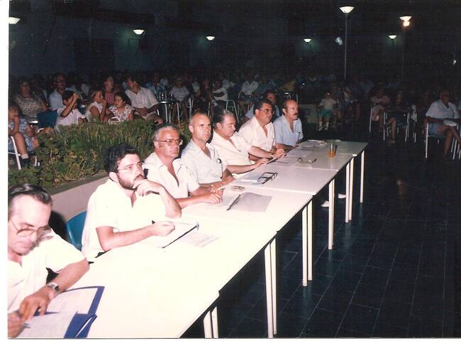 Jurado del XV Certamen Nacional del Trovo. Los Urrutias, 16-8-85. De izquierda a derecha: Gutiérrez, secretario del Jurado; José Antonio Alonso Conesa, delegado de Cartagena y Presidente del Jurado; Agustín Dieguez, catedrático; Rafael Ortega; Zarco Avellaneda; Ángel Roca y el Dr. Bonmati.