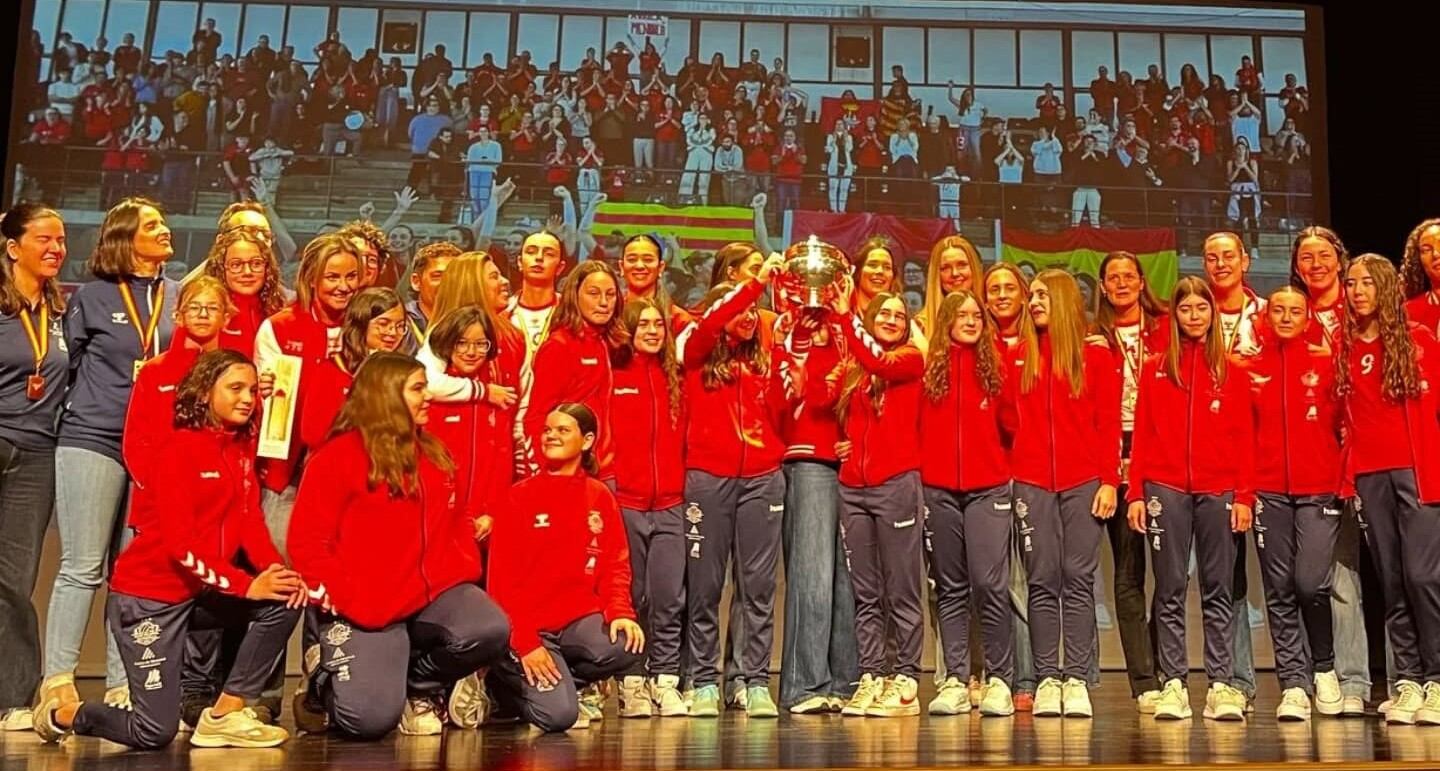 L'Avarca de Menorca va rebre al Teatre des Born un homentage per la Copa de la Reina aconseguida fa dues setmanes.