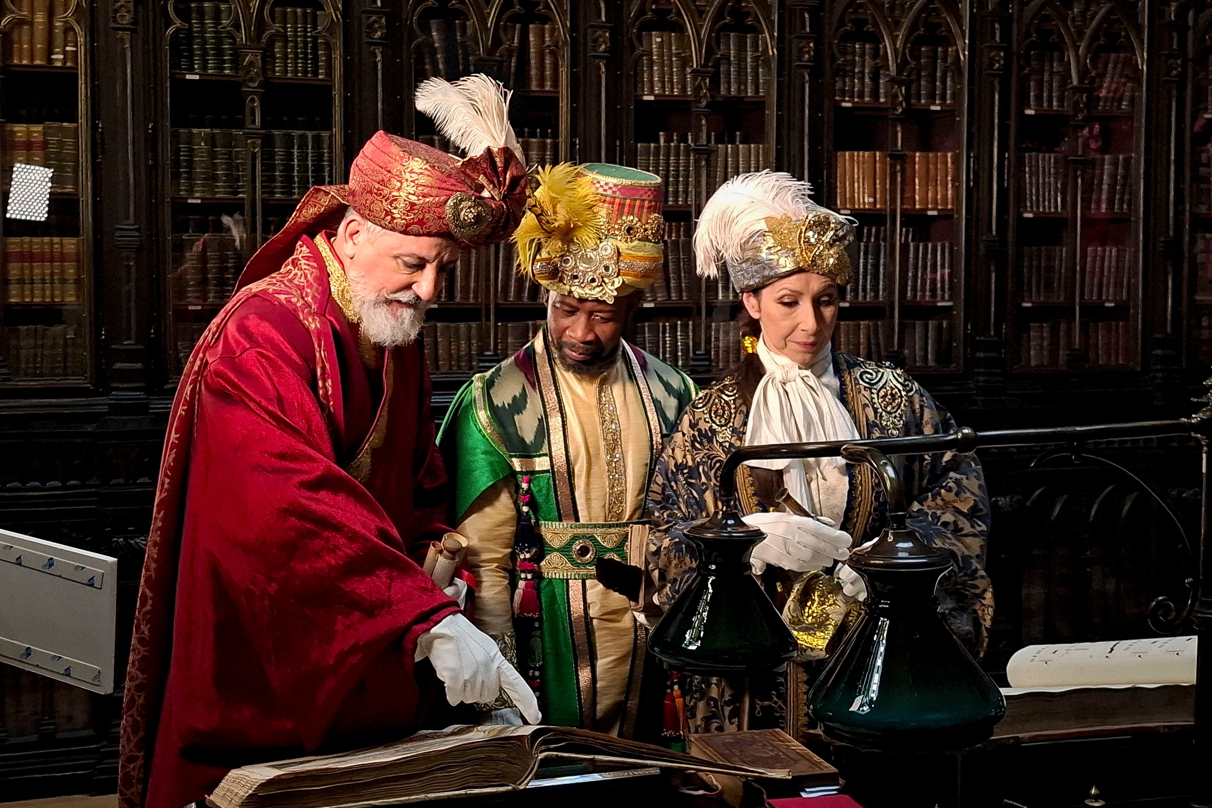 MADRID (ESPAÑA), 02/01/2026.- Los emisarios de los Reyes Magos presentan en la biblioteca del Senado este viernes a la prensa el recorrido de la cabalgata de Reyes de Madrid del póximo 5 de enero. EFE/ Isabel Rodriguez Ramiro