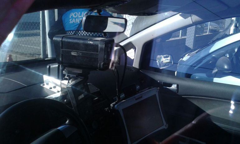 Interior del cotxe patrulla de la Policia Local de Sant Boi de Llobregat on van llançar el còctel molotov