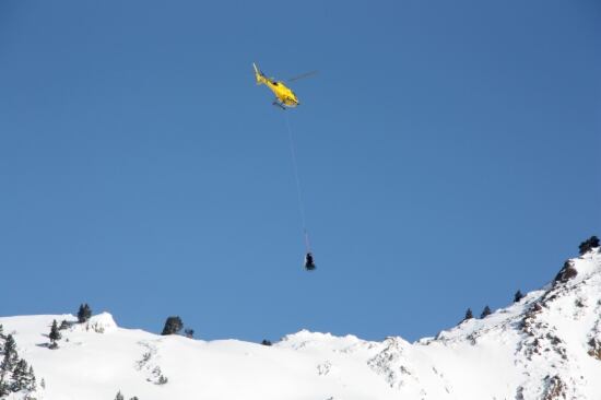 Un helicòpter amb el Daisy Bell provocant allaus al Port de la Bonaigua