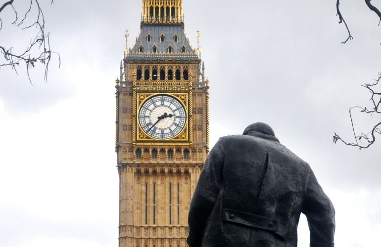 Estatua de Churchill frente al parlamento inglés