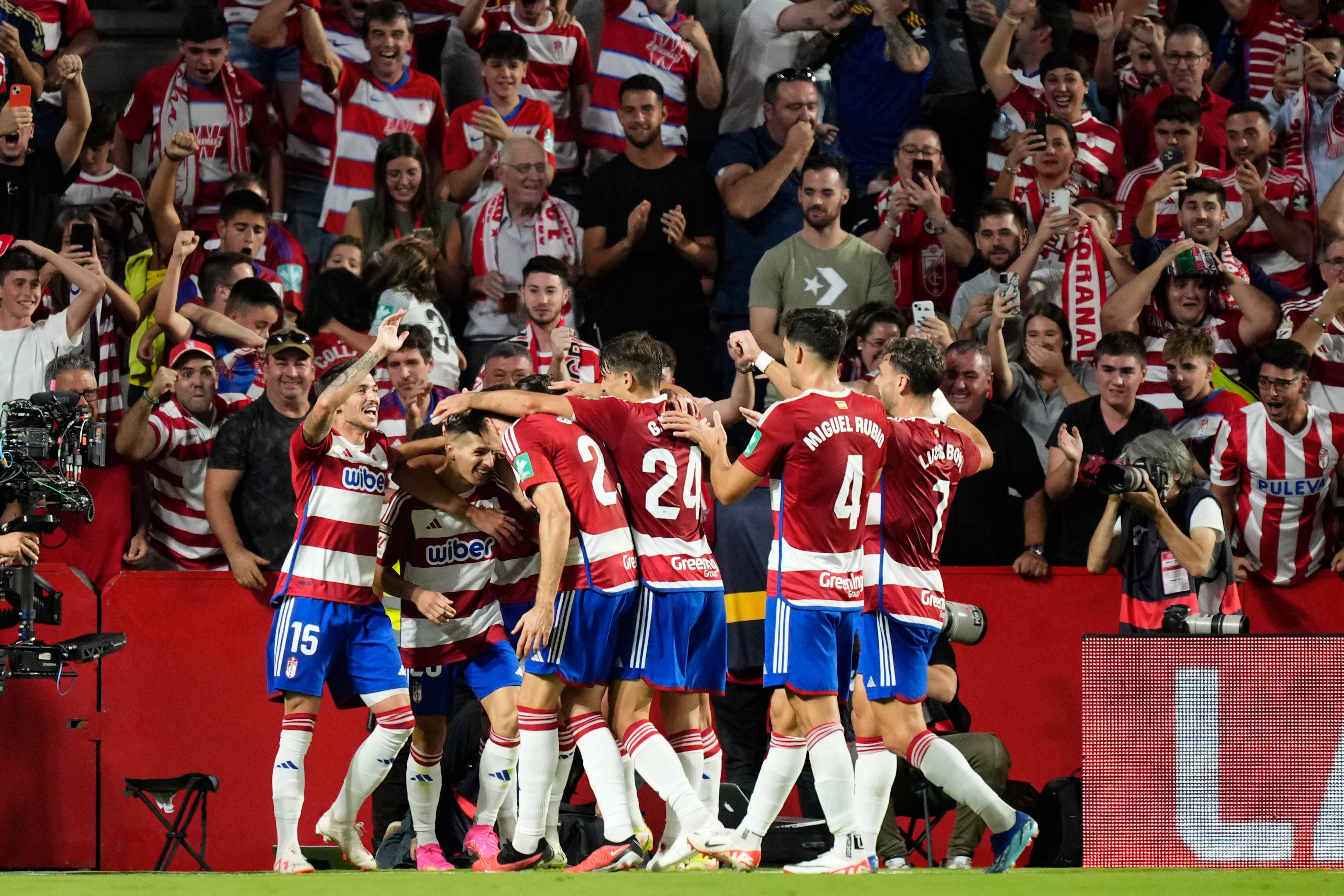 Los jugadores del Granada celebrando el tanto de Bryan Zaragoza.