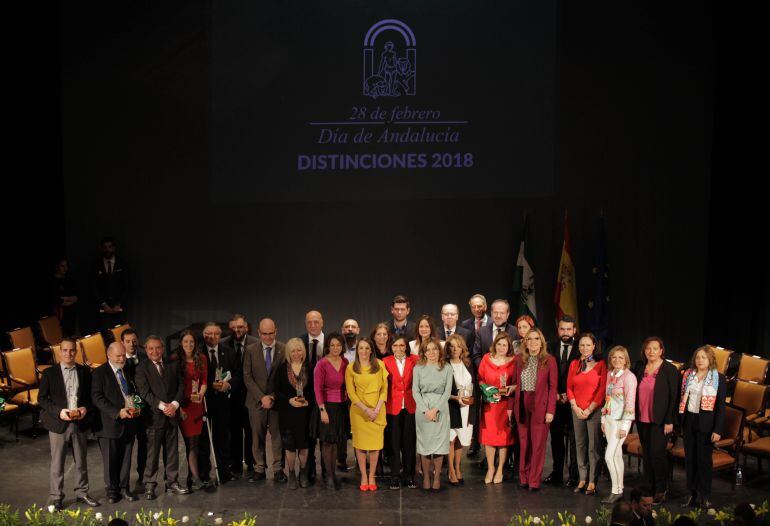 Foto de familia de los premiados y premiadas en el acto de la Junta de Andalucía en Córdoba
