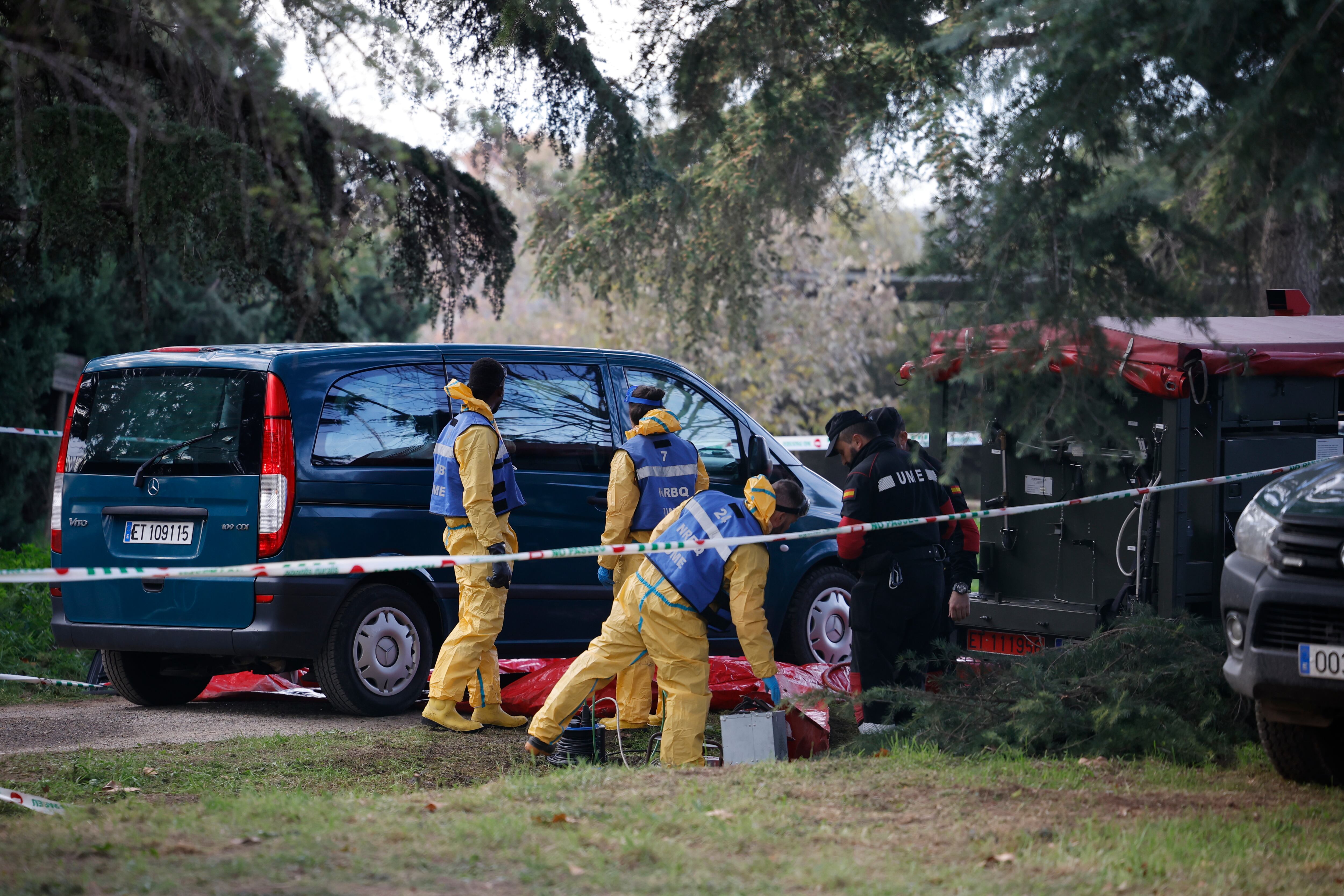 Labores de desinfección del cuartel general la Unidad Militar de Emergencias (UME) en relación al brote de peste porcina africana (PPA) en Santa Perpètua de Mogoda (Barcelona) este martes. Expertos veterinarios de la Comisión Europa (CE) llegan este martes a Cataluña para asesorar a las autoridades catalanas y españolas sobre la adopción de las medidas previstas en la legislación comunitaria para tratar de contener el brote de peste porcina africana (PPA).EFE/ Alberto Estévez