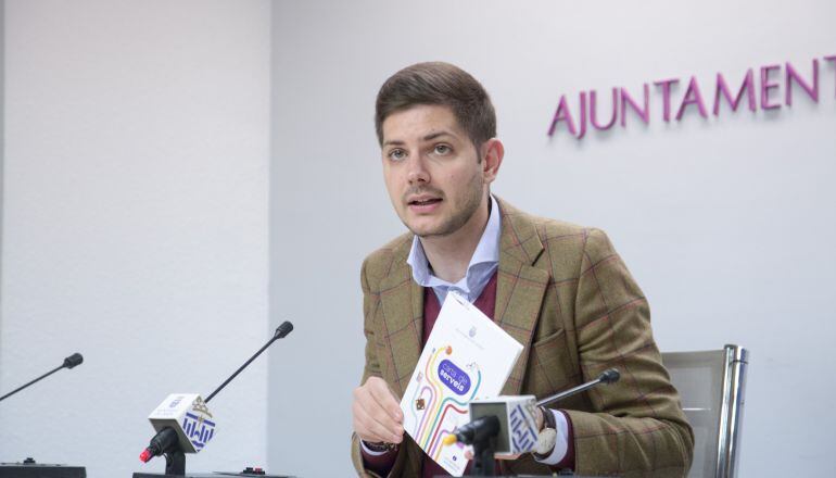 José Manuel Prieto, concejal Administración, con uno de los ejemplares de la Carta de Servicios. 