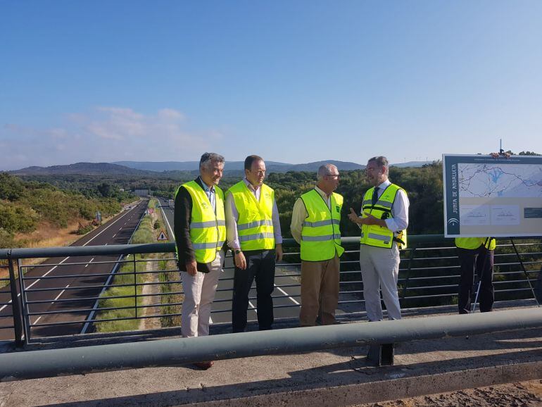 Responsables de la Junta de Andalucía, durante su visita a la autovía.