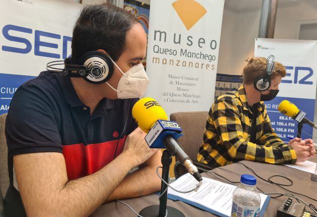 Alejandro Martín, redactor de SER Valdepeñas y Kevin Orman, Coordinador de Hoy por Hoy Ciudad Real, en el inicio del programa
