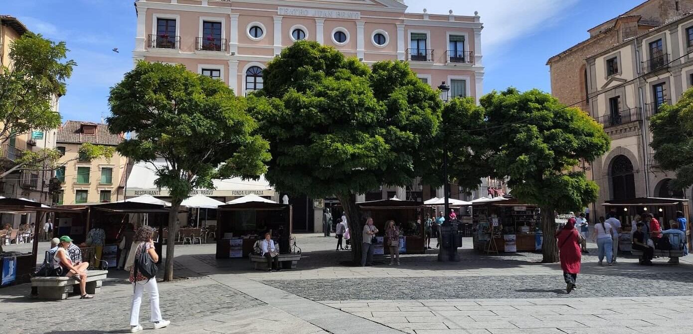 Desde FEMUR consideran que la Plaza Mayor limita la visibilidad y la comodidad del evento.