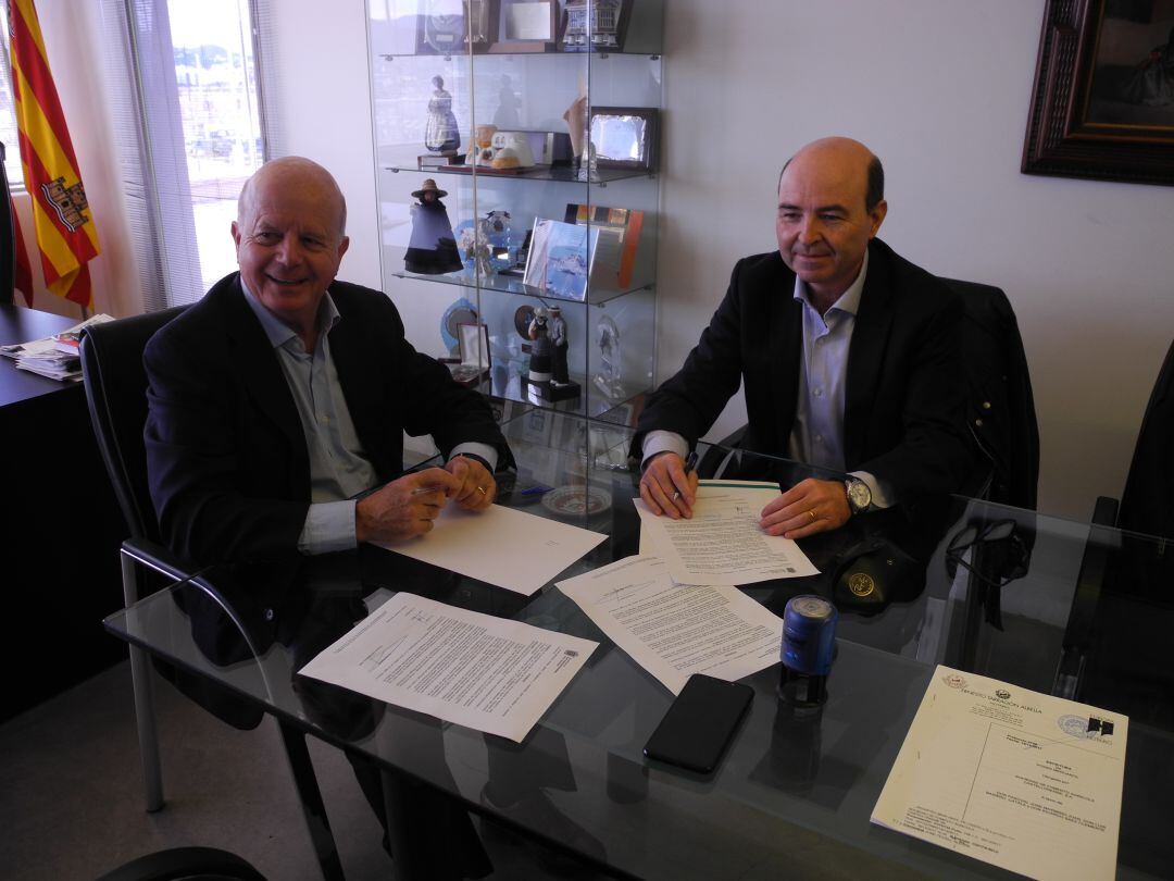 El alcalde Josep Tur firma la nueva contrata del agua. 