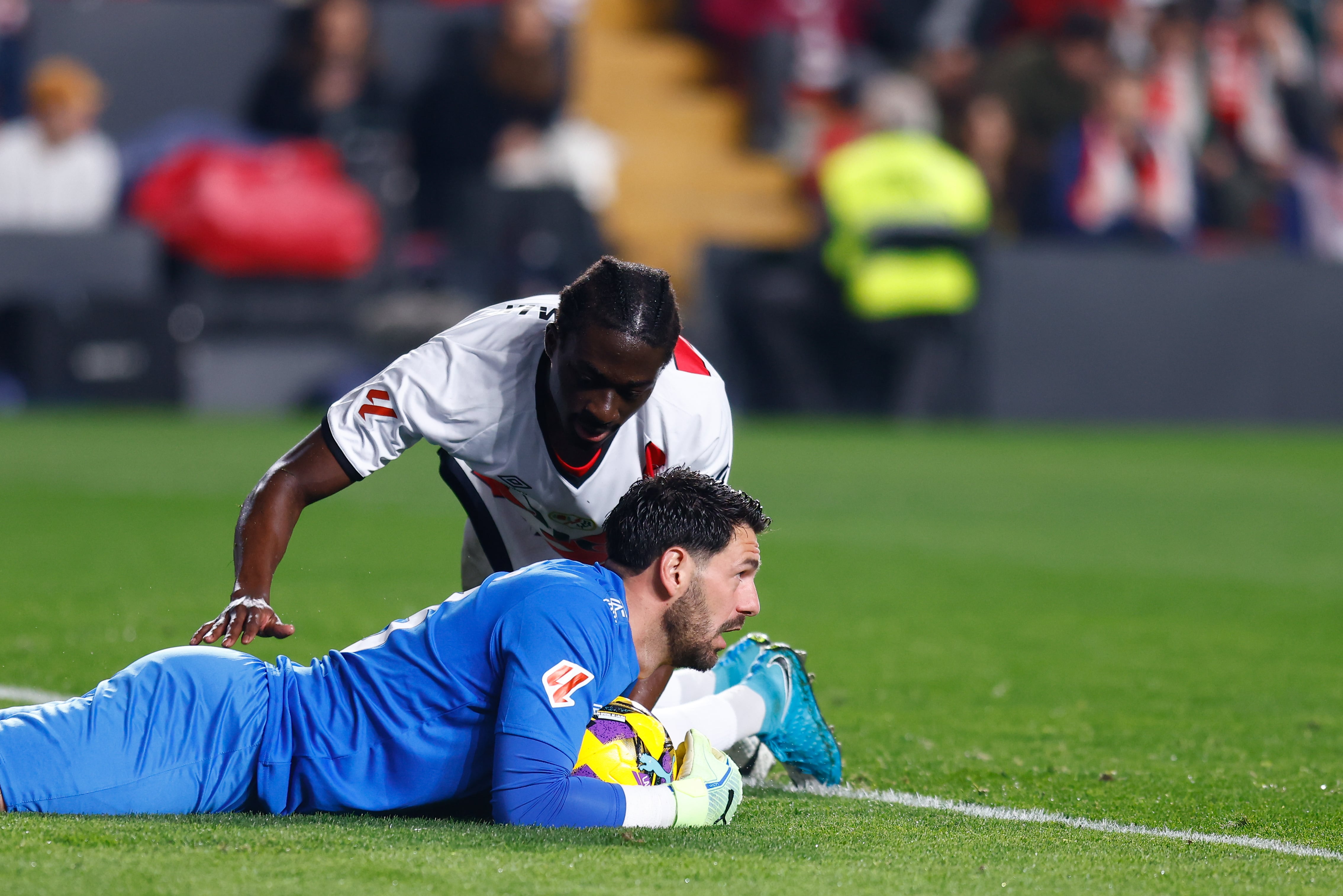 El portero del Rayo Vallecano Augusto Batalla retiene el balón con sus brazos en un partido