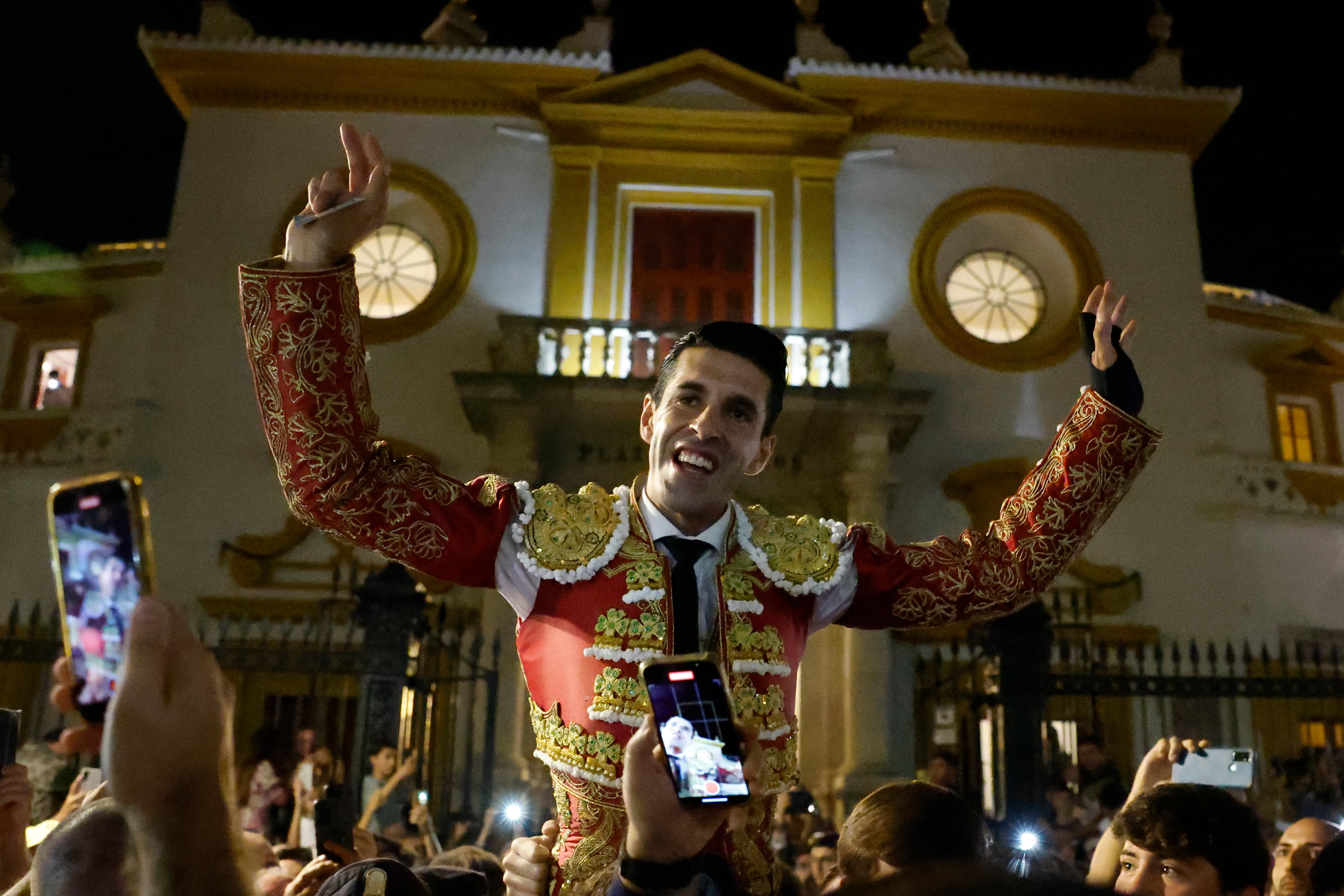 SEVILLA, 27/09/2024.- El diestro Alejandro Talavante sale por la puerta grande tras cortar tres orejas en la primera de la Feria de San Miguel celebrada este viernes en la plaza de toros de la Maestranza, en Sevilla. EFE/Julio Muñoz
