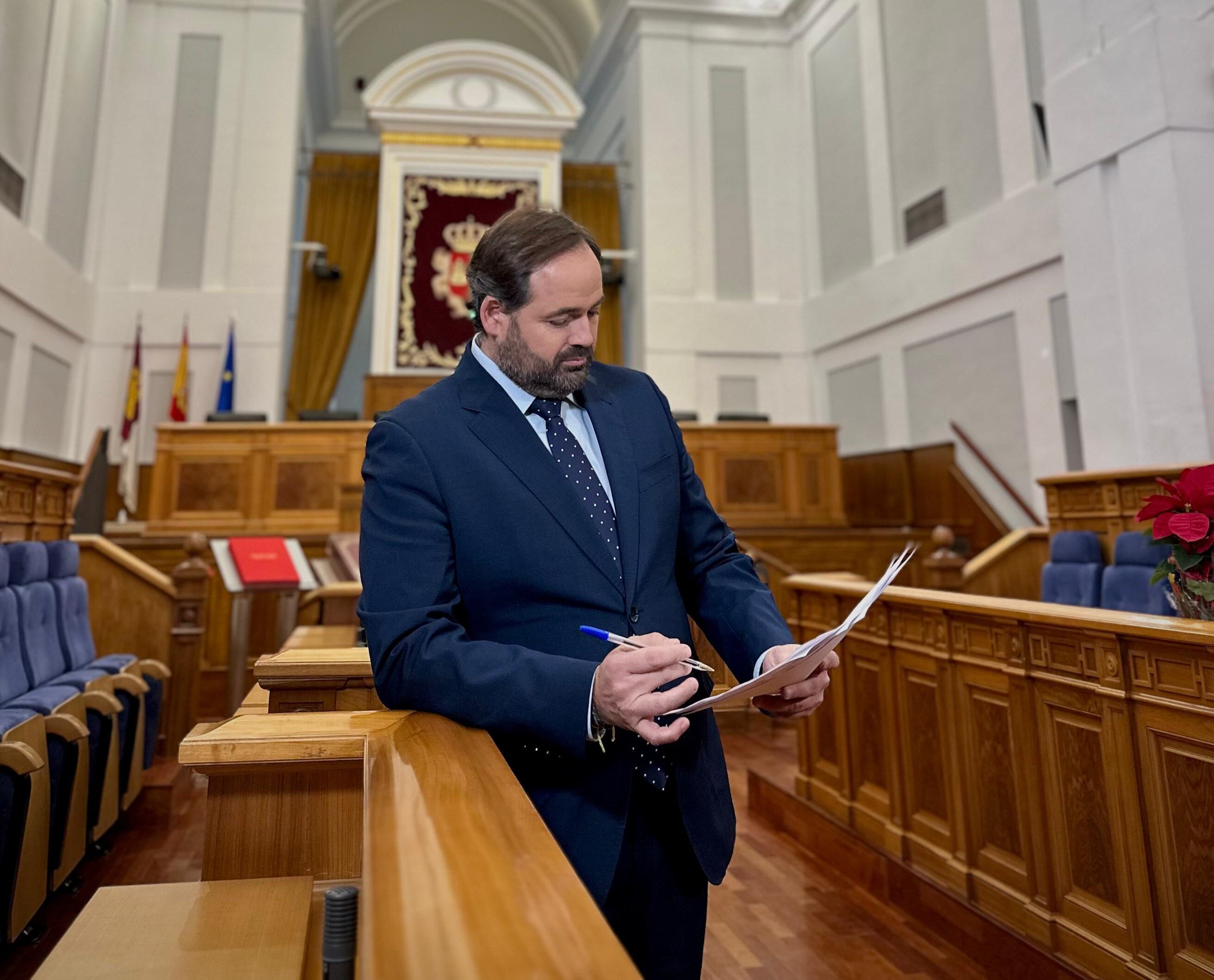 Paco Núñez durante la grabación de su mensaje de Navidad en las Cortes regionales