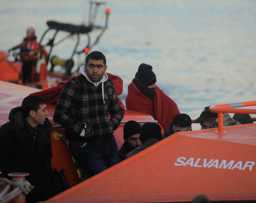 Inmigrantes rescatados por una embarcación de Salvamento Marítimo