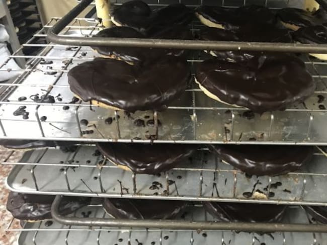 Palmeras de chocolate reposando, tras echar el chocolate fundido en ellas