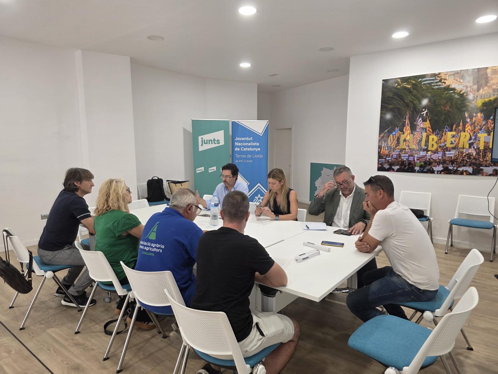 Representants del sector agrari com Manel Simon d'Afrucat o Pere Roqué d'Asaja, reunits amb representants de Junts, entre ells el diputat per Lleida Isidre Gavin, per parlar dels presumptes fraus en la petició de permisos de paternitat de treballadors del camp. (Foto: Junts)