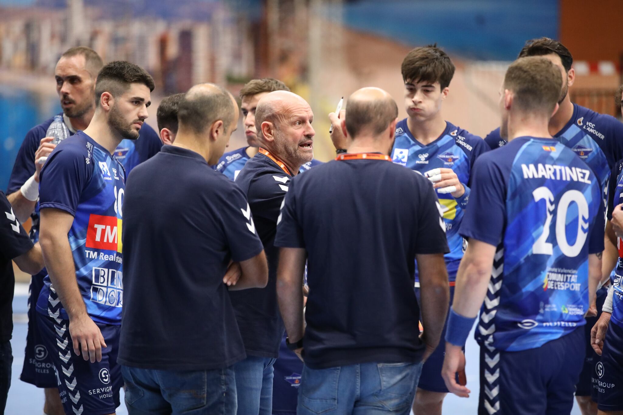 Fernando Latorre, en el centro, durante un partido con el TM Benidorm