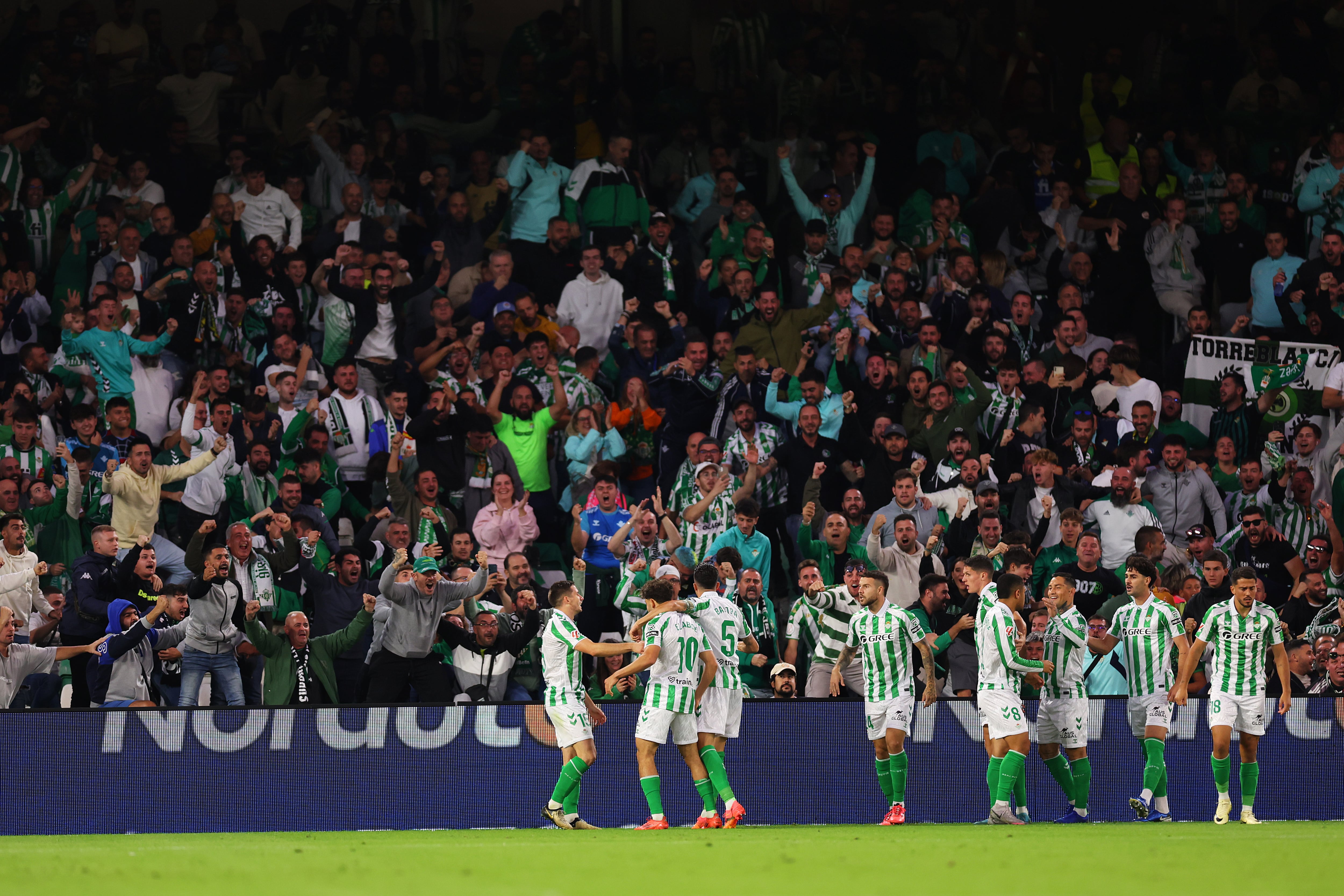 El Real Betis celebra el primer gol del partido