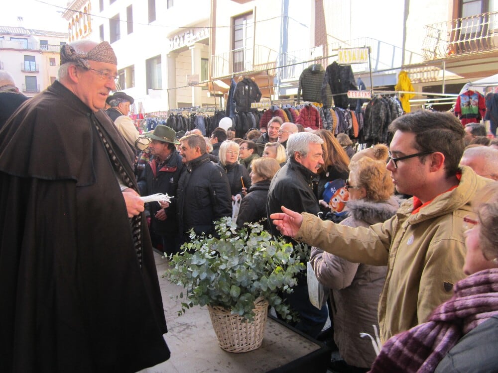 El reparto de candelas y caretas es una tradición en la Feria de la Candelera 