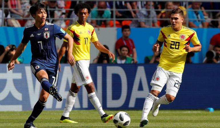  El centrocampista japonés Gaku Shibasaki (i) y el centrocampista colombiano Quintero, durante el partido Colombia-Japón, del Grupo H del Mundial de Fútbol de Rusia 2018, en el Mordovia Arena de Saransk, Rusia.