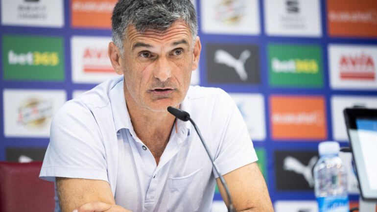 Mendilibar en la sala de prensa de Ipurua