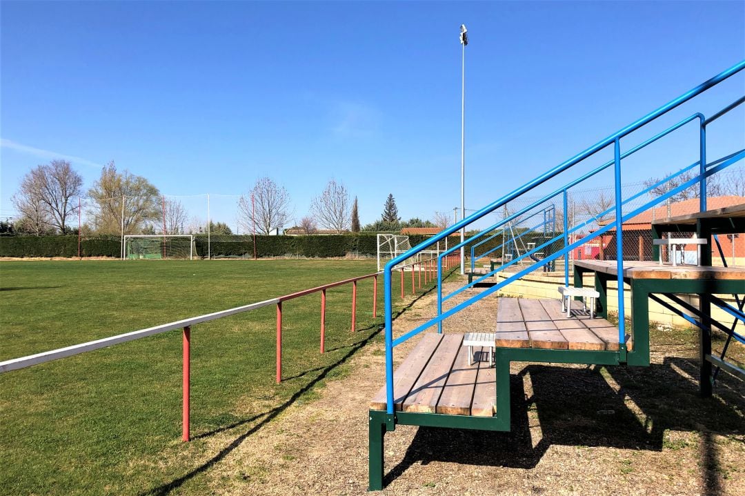 Gradas nuevas en el campo de fútbol municipal de Grijota